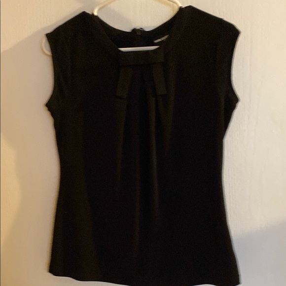Chic Black Sleeveless Top - Picture 1 of 2